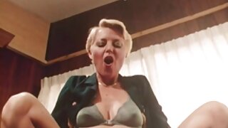 Кокетна блондинка чешкисекс се опитва на черен пенис